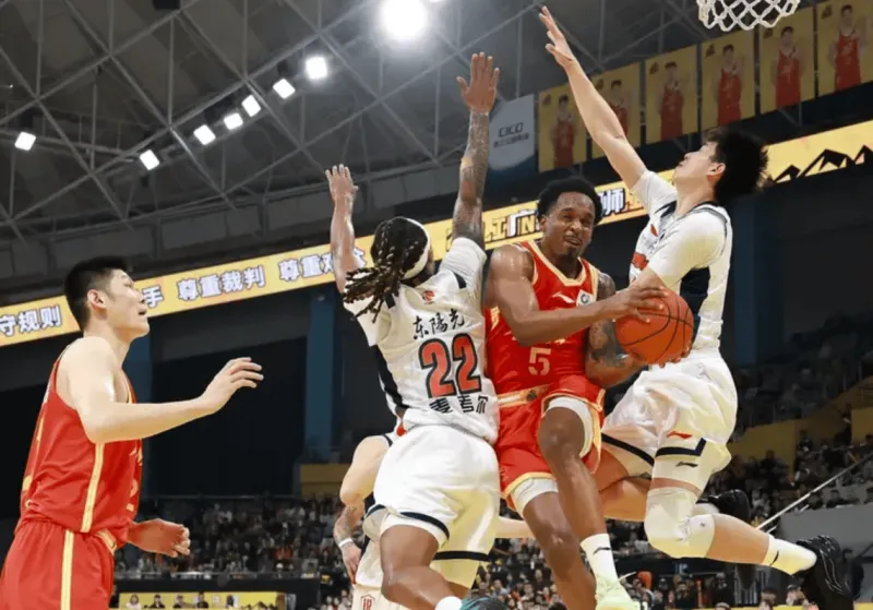 NBA-小巴里-布朗全场21中7，三分8中2得到21分3篮板3助攻2抢断