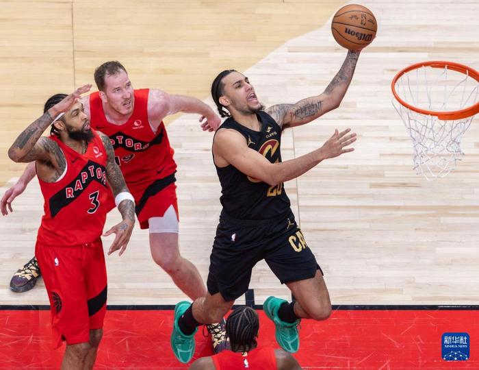 足球-NBA季后赛：猛龙胜骑士|克利夫兰骑士队|詹姆斯·哈登|新华社|首轮|多诺万-米切尔_新浪体育_新浪新闻